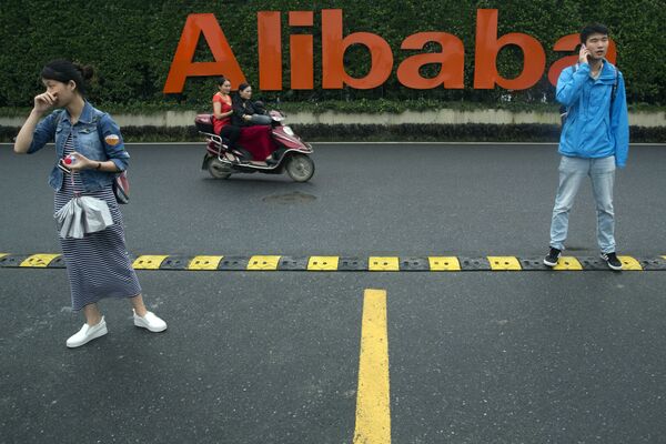 Люди у здания штаб-квартиры компании Alibaba в Ханчжоу, Китай Люди у здания штаб-квартиры компании Alibaba в Ханчжоу, Китай