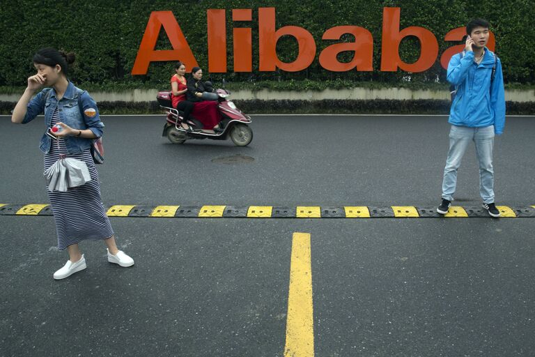 Люди у здания штаб-квартиры компании Alibaba в Ханчжоу, Китай Люди у здания штаб-квартиры компании Alibaba в Ханчжоу, Китай