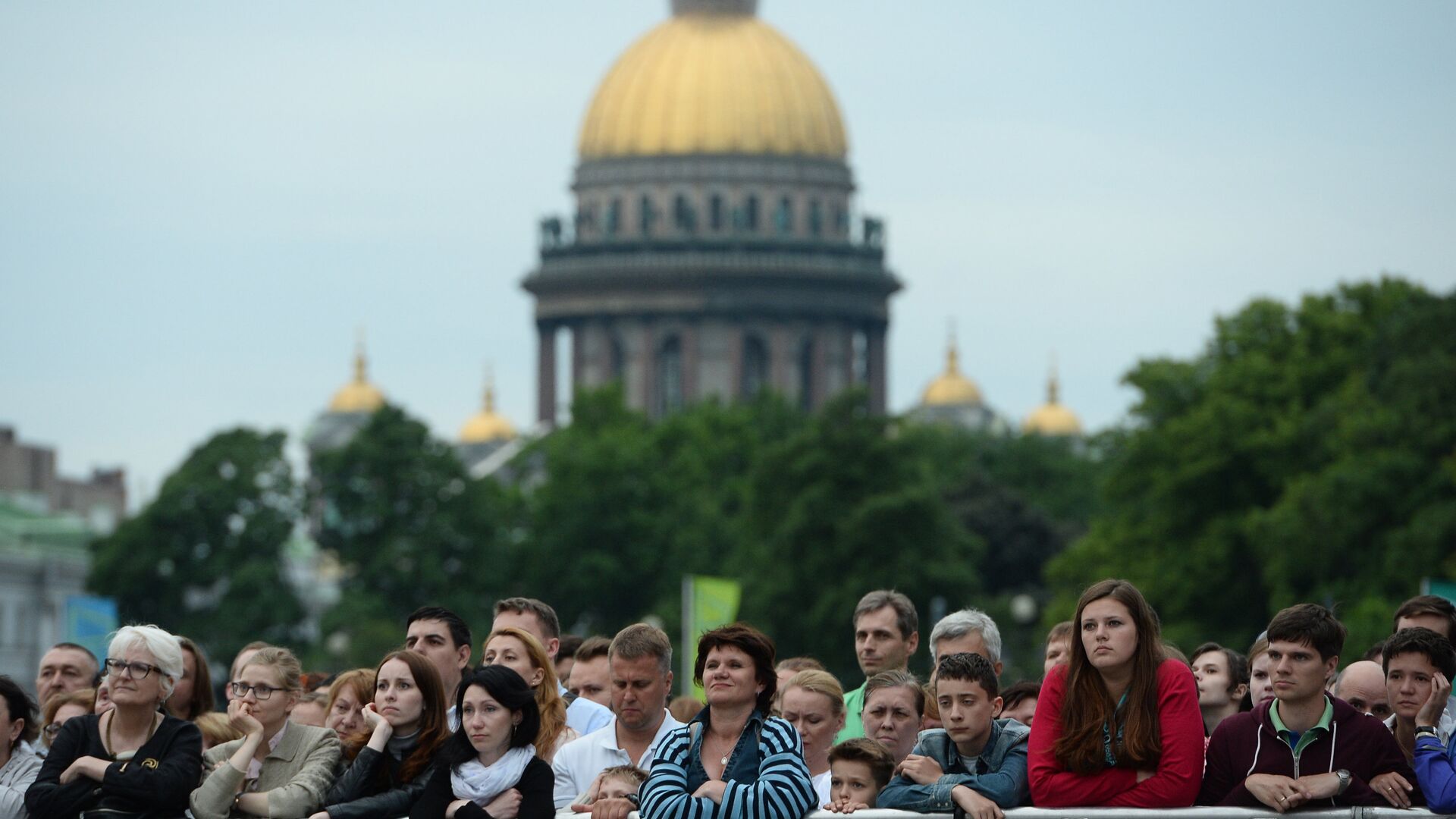 Зрители на концерте Симфонического оркестра Мариинского театра под управлением Валерия Гергиева на Дворцовой площади - РИА Новости, 1920, 10.06.2021