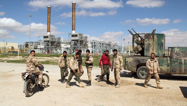 Сирийские военные на газовом месторождении на западе провинции Ракка в Сирии. Архивное фото