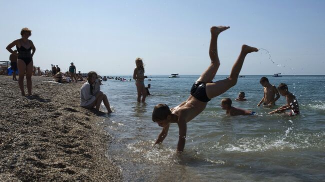 Отдыхающие на пляже Черного моря. Архивное фото