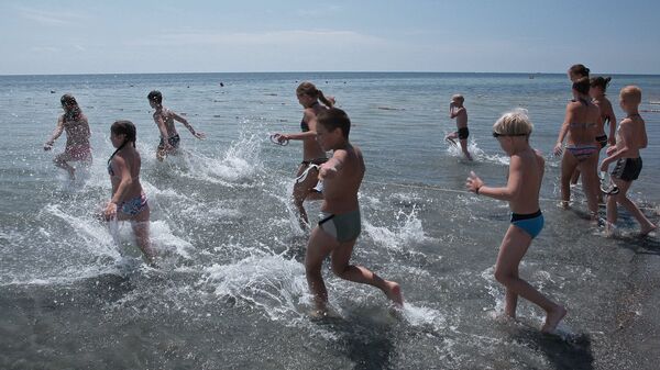 Дети из городов России на пляже детского оздоровительного лагеря Лучистый в Евпатории