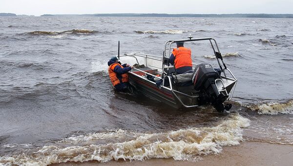 Спасатели МЧС России на месте проведения поисково-спасательной операции в районе озера Сямозеро в Карелии