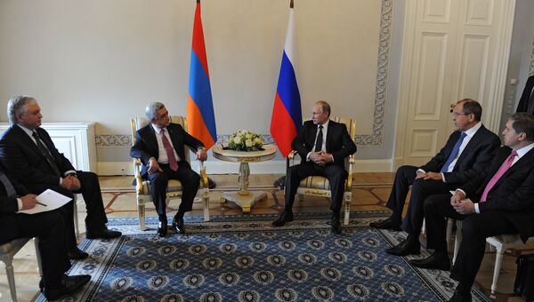 Президент России Владимир Путин и президент Армении Серж Саргсян во время встречи в Санкт-Петербурге