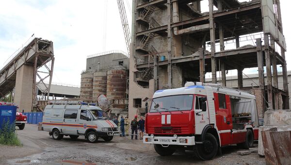 Сотрудники МЧС России на месте обрушения здания бывшего цементного завода в Абакане