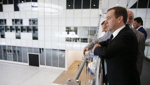Председатель правительства РФ Дмитрий Медведев во время посещения инновационного центра Сколково