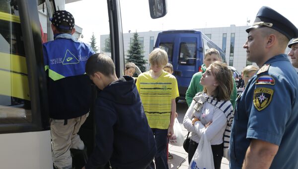 Спецборт Ан-148 МЧС России доставил детей, спасённых на карельском озере Сямозере, в Москву