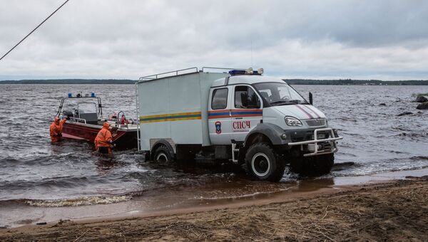 Сотрудники МЧС проводят поисковые работы на озере Сямозеро, на котором в туристическом походе во время шторма погибли дети