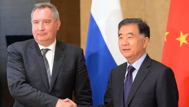 Заместитель председателя правительства РФ Дмитрий Рогозин (слева) и вице-премьер Государственного Совета КНР Ван Ян. Архивное фото