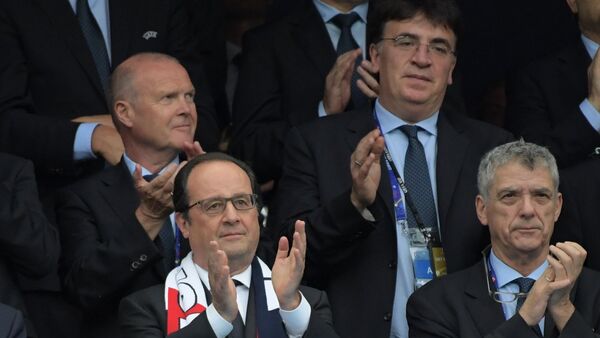 Президент Франции Франсуа Олланд (в центре) во время церемонии открытия чемпионата Европы по футболу - 2016
