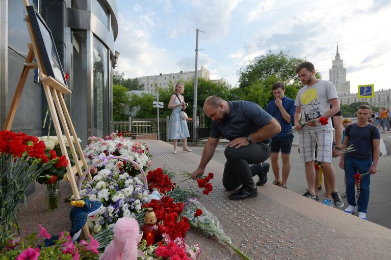 Жители Москвы несут цветы и игрушки в память о погибших детях