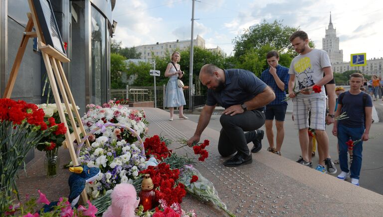 Жители Москвы несут цветы и игрушки в память о погибших детях