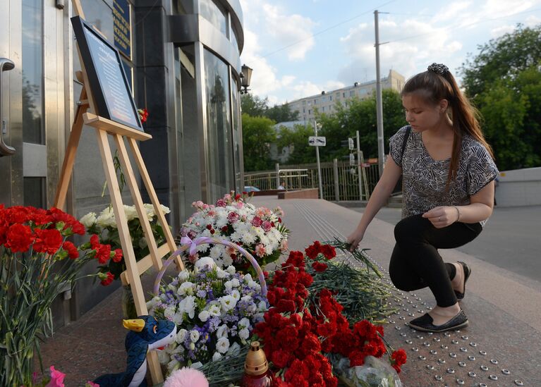 Жители Москвы несут цветы и игрушки в память о погибших детях