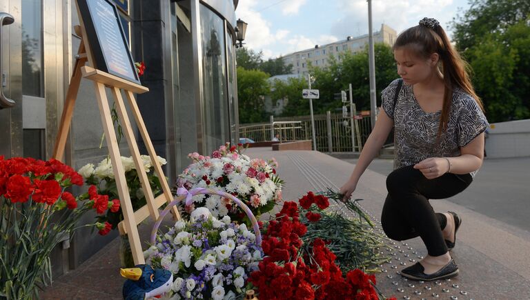 Жители Москвы несут цветы и игрушки в память о погибших детях