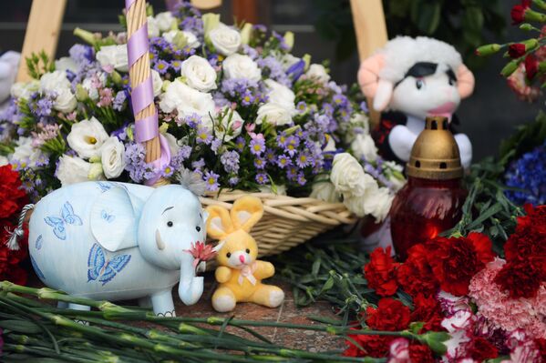 Жители Москвы несут цветы и игрушки в память о погибших детях