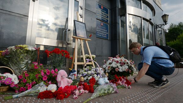 Жители Москвы несут цветы и игрушки в память о погибших детях. Архивное фото