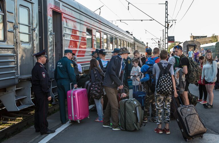 Посадка на поезд детей, эвакуированных из детского лагеря Сямозеро