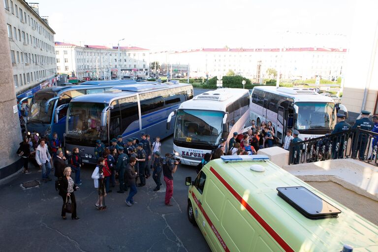 Доставка на вокзал Петрозаводска детей, эвакуированных из детского лагеря Сямозеро