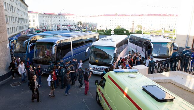 Доставка на вокзал Петрозаводска детей, эвакуированных из детского лагеря Сямозеро. Архивное фото