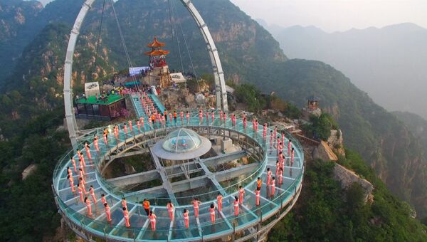 Йога над пропастью: десятки китайцев выполняли асаны на высоте 396 метров