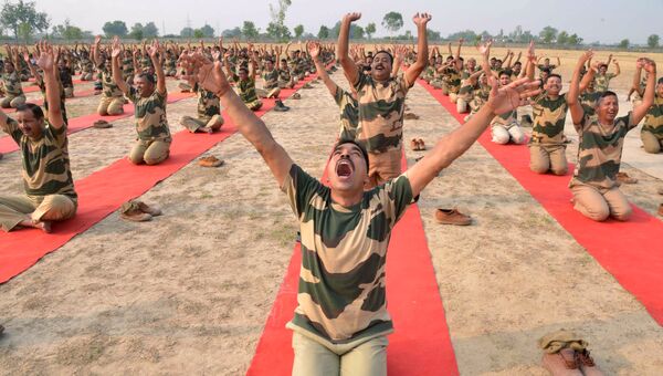 Международный день йоги 2016. Индийские пограничники практикуют йогу