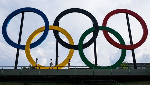 Эмблема Олимпийских игр в парке Мадурейра, Рио-де-Жанейро, Бразилия