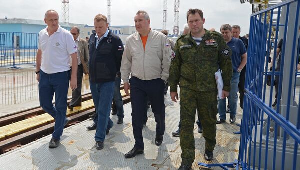 Заместитель председателя правительства РФ Дмитрий Рогозин (в центре) во время посещения космодрома Восточный в Амурской области