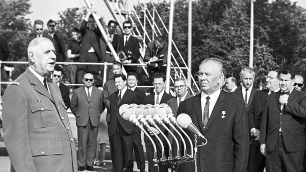 Президент Франции Шарль де Голль и Председатель Президиума Верховного Совета СССР Николай Подгорный в аэропорту Внуково. Июнь 1966 года