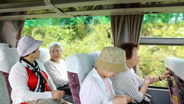 Японские пенсионеры в автобусе. Архивное фото