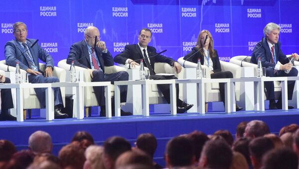 Председатель правительства России Дмитрий Медведев (в центре) принимает участие в работе форума Всероссийской политической партии Единая Россия