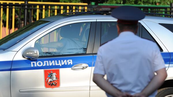 Полицейский автомобиль и сотрудник полиции в Москве
