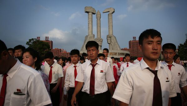 Cтуденты высших учебных заведений Северной Кореи принимают участие в массовых танцах членов партии в Пхеньяне. 19 июня 2016 года