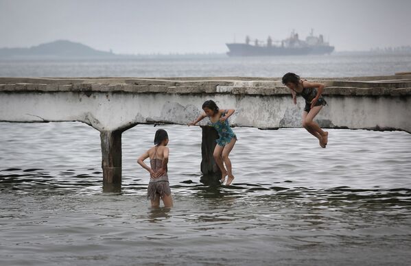 Девочки на пляже в Северной Корее. 21 июня 2016