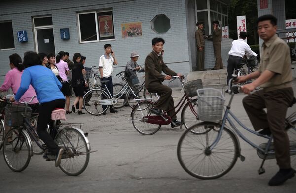 Люди на улице города Вонсан, Северная Корея