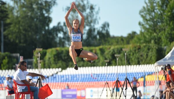 Дарья Клишина во время соревнований по прыжкам в длину среди женщин на чемпионате России по легкой атлетике в Чебоксарах