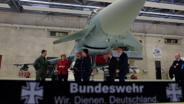 Ангела Меркель во время визита на базу ВВС Германии под Кельном. Архивное фото