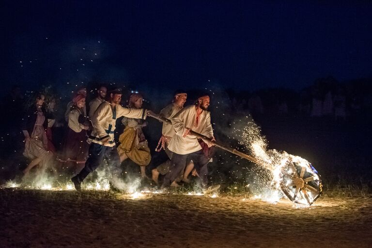 Участники купальской мистерии на этнофестивале Солнцестояние - Окунево в Омской области