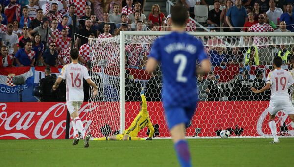 Вратарь сборной Испании Давид де Хеа пропускает мяч в свои ворота в матче группового этапа ЧЕ - 2016 против сборной Хорватии. 21 июня 2016