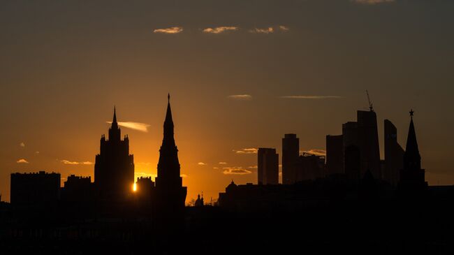 Вид на здание Министерства иностранных дел России, Московский Кремль и Московский международный деловой центр Москва-Сити с Большого Москворецкого моста. Архивное фото