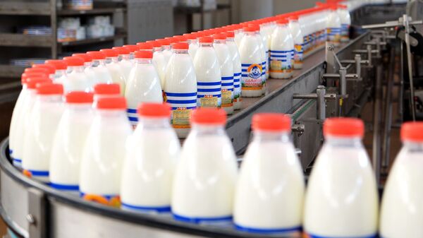 Производственная линия по упаковке молока на молочном заводе в Самаре