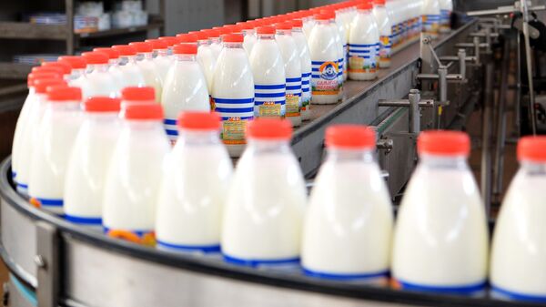 Производственная линия по упаковке молока на молочном заводе в Самаре