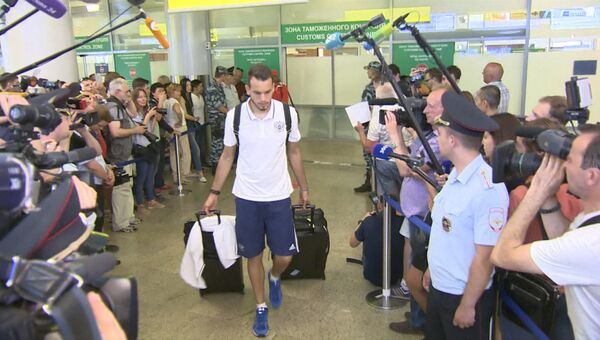 Вернувшиеся с Евро-2016 футболисты молча прошли перед журналистами в аэропорту