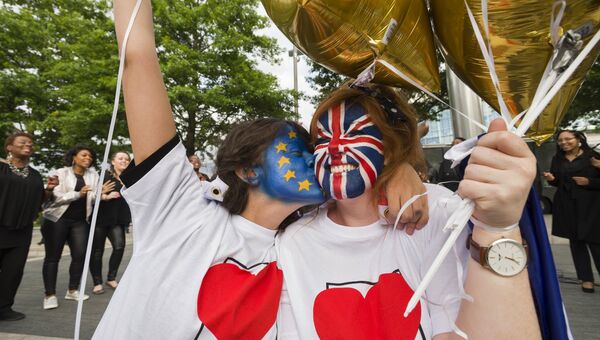 Сторонницы членства Великобритании в Евросоюзе у арены Уэмбли в Лондоне. Архивное фото
