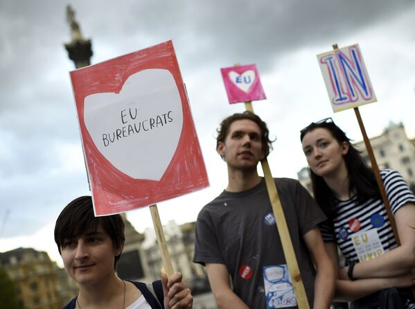 Люди на Трафальгарской площади во время ралли в преддверии референдума по выходу Великобритании из ЕС. Лондон