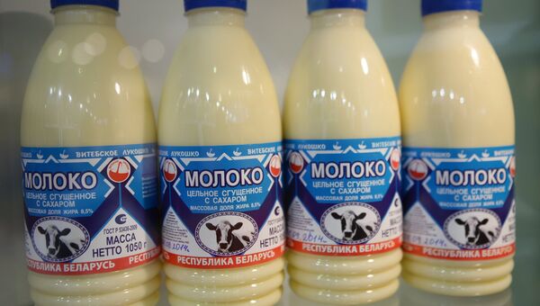 Стенд с образцами молочной продукции белорусского производителя Витебское лукошко. Архивное фото