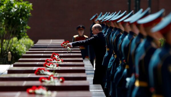 Президент России Владимир Путин на церемонии возложения цветов в Александровском саду, посвященной 75-й годовщине начала Великой Отечественной войны. 22 июня 2016