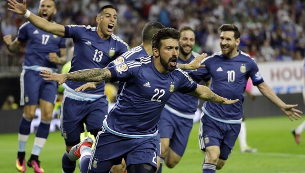 Игроки сборной Аргентины по футболу во время матча против сборной США в полуфинале Кубка Америки. 21 июня 2016