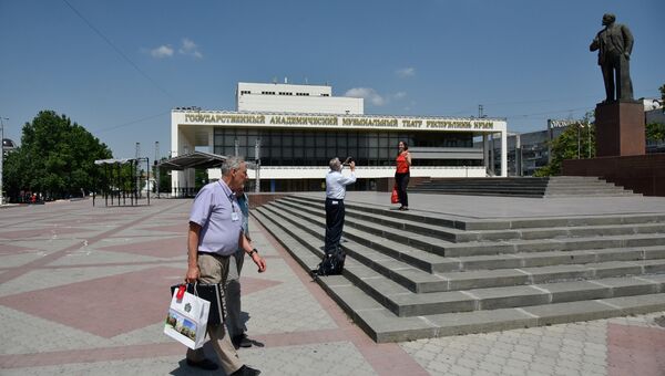 Делегация из США фотографируется на площади Ленина в Симферополе у памятника Ленина