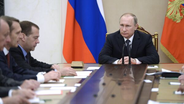 Президент России Владимир Путин проводит совещание с постоянными членами Совета безопасности РФ в Кремле. 22 июня 2016
