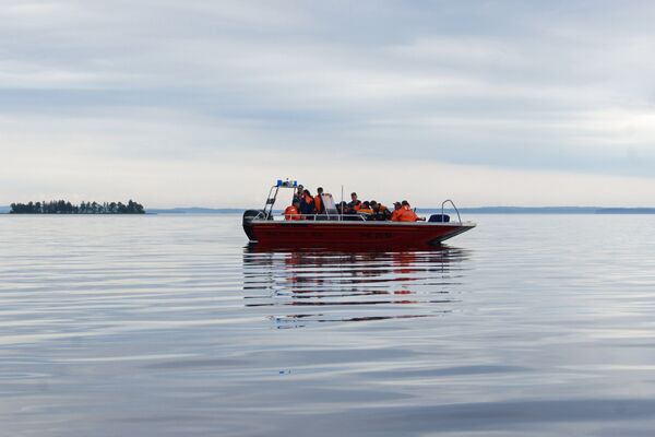 Сотрудники МЧС России во время поисково-спасательных работ на озере Сямозеро в Карелии